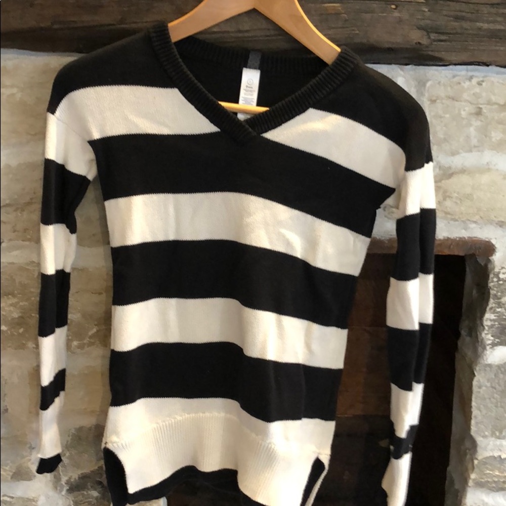 💥3 for $45💥Ivivva size 7 sweater black and white